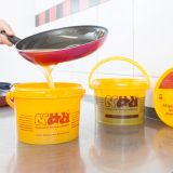 Altfettk&uuml;bel in dem Fett aus einer Pfanne gegossen wird