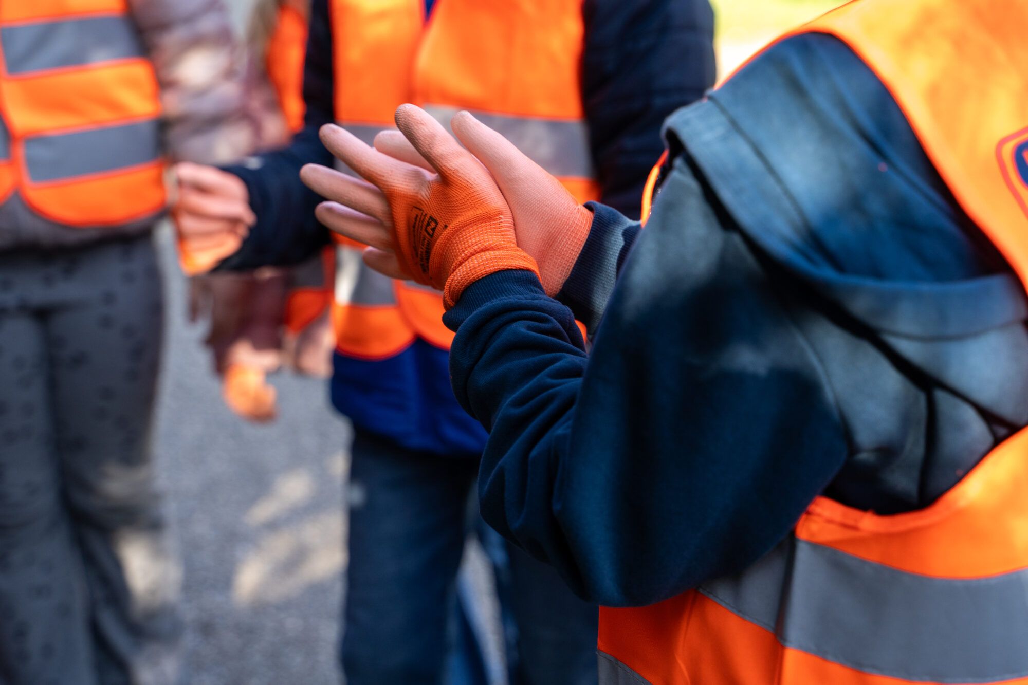 Kinderhand die mit Handschuhen gefalten den Ausdruck macht, als w&uuml;rde es loslegen beim Fr&uuml;hjahrsputz durchzustarten.