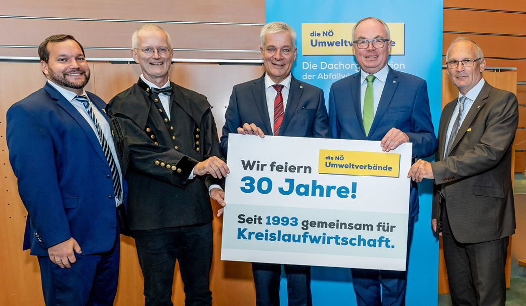 mehrere Personen halten eine Tafel mit der Aufschrift: 